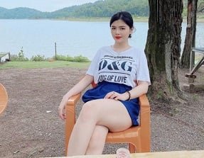 A criança louca foda o idiota da mãe