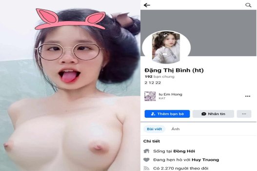 A excelente menina mostra a tatuagem vaginal entre as pernas