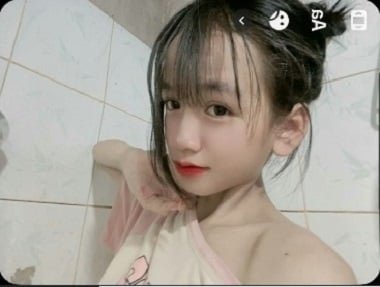 Thu Trang com um busto enorme e uma área vaginal suculenta é rebelde